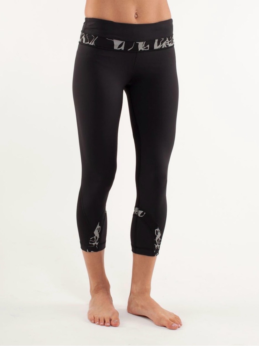 Lululemon Run Inspire Crop II Leggings Black Reflective Pattern Size 2